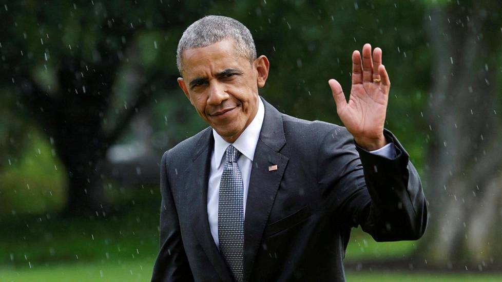 Yhdysvaltain presidentti Barack Obama vilkutti kuvaajille Valkoisen talon nurmella kesäkuussa. Hän oli palaamassa matkalta, jolla hän kävi tervehtimässä Yhdysvaltojen armeijan haavoittuneita sotilaita Walter Reedin sotilassairaalassa lähellä Washingtonia Bethesdassa.