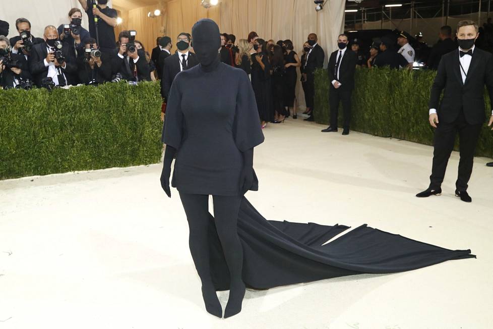 Balenciaga vetoaa julkkiksiin. Kim Kardashian pukeutuneena muotitalon luomukseen vuoden 2021 Met-gaalassa. 