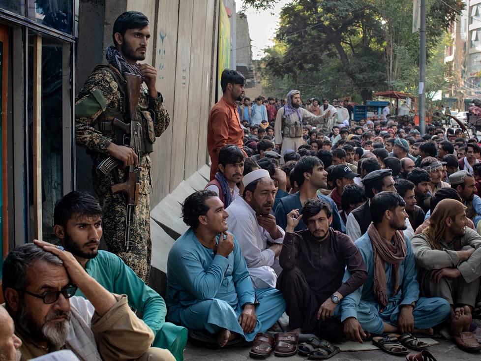 Kabulilaiset jonottivat pankkiin Shahr-e Naw’n kaupunginosassa syyskuussa. Käteisnostojen enimmäismäärä oli rajoitettu 200 dollariin viikossa tiliä kohden.