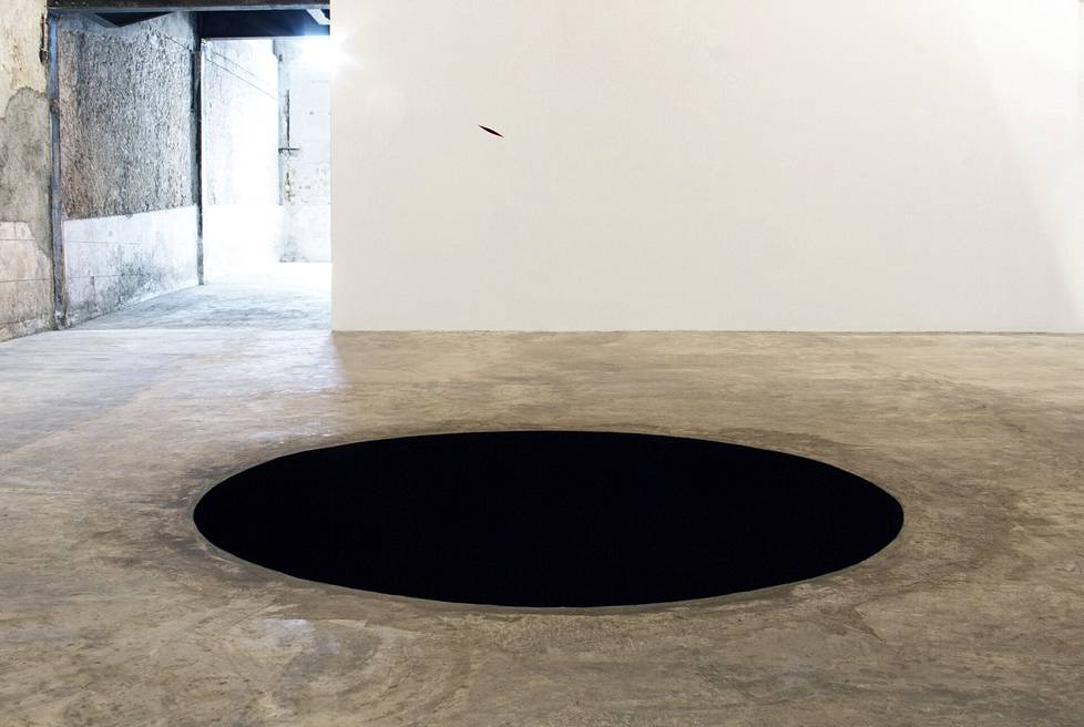 Anish Kapoor toteutti Descent into Limbo -teaoksensa ensimmäisen kerran vuonna 1992. Installaation näytteillepano on vaativaa ja siinä on riskinsä. Portugalissa eräs mies loukkaantui astuttuaan teoksen päälle. Nykyään Kapoorilla on käytössään vieläkin mustempaa mustaa.