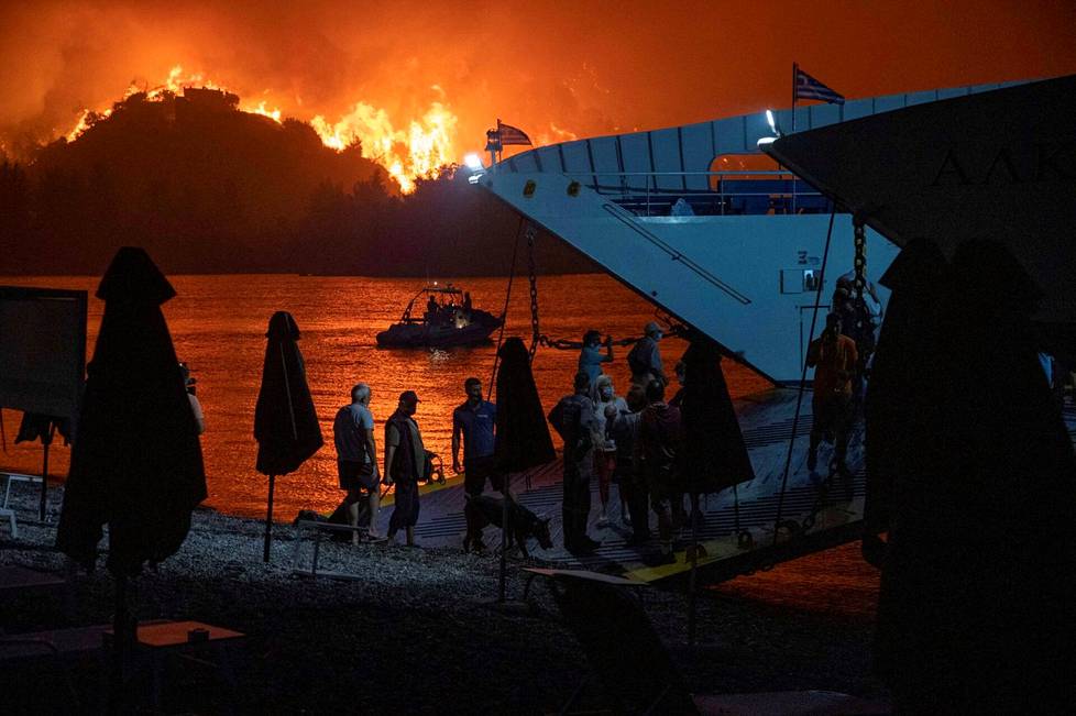 6. elokuuta. Ihmisiä evakuoitiin Euboia-saarelta Kreikassa riehuvien maastopalojen tieltä. 