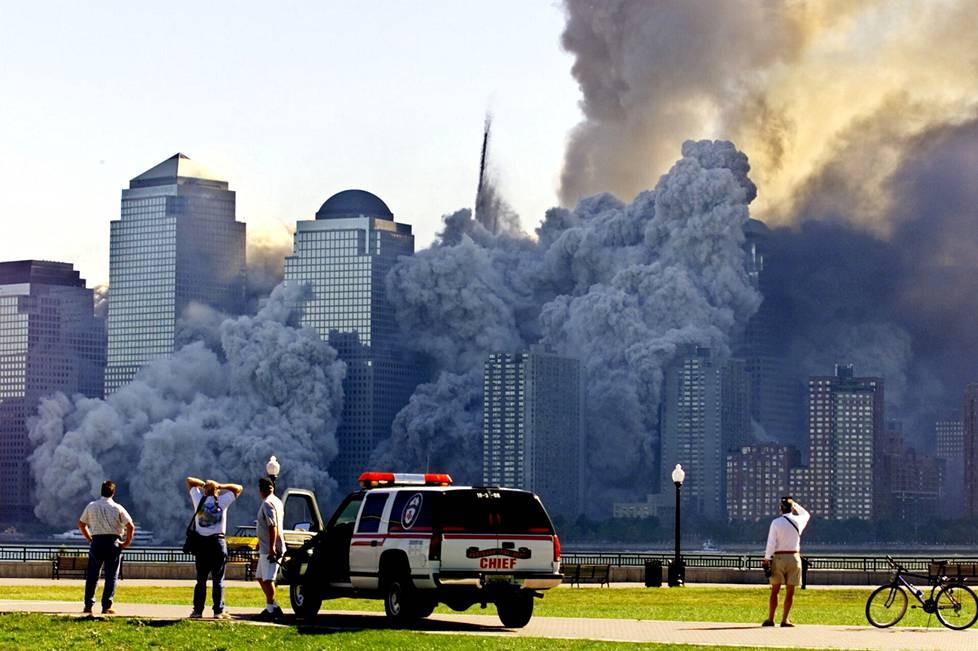 Syyskuun 11. päivä 2001 New Yorkissa. Ääri-islamilaisten terroristien hyökkäyksessä World Trade Centerin kaksi tornia romahti.