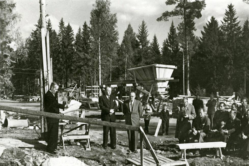 Asuntosäätiön johtaja Heikki von Hertzen luki Tapiolan perustamiskirjan, kun uuden puutarhakaupungin peruskivi muurattiin 5. syyskuuta vuonna 1953 Mäntytornin edessä kulkevan keskuslämmitysputken betonikurun alle.