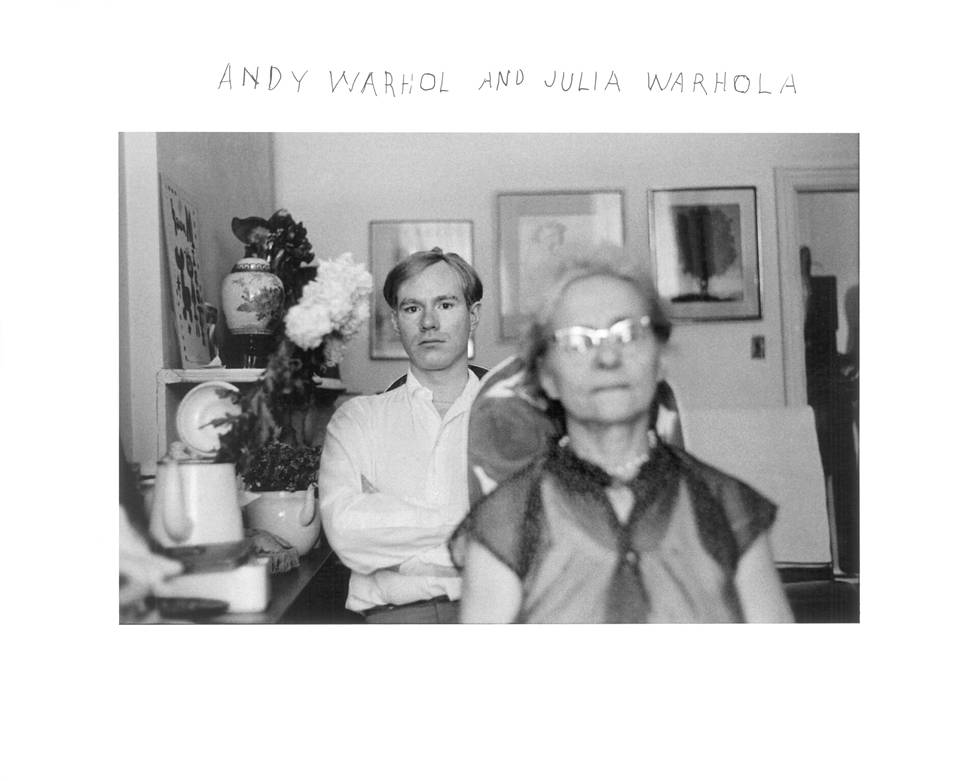 Andy Warhol äitinsä Julia Warholan kanssa vuonna 1958.