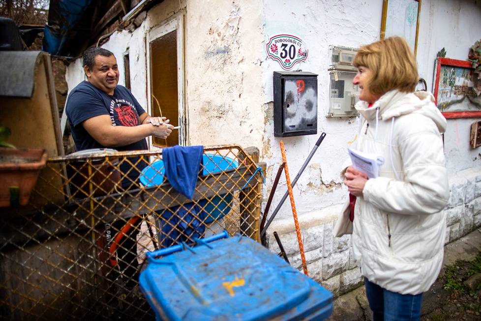 Unkarilainen Magdolna Dús jakoi riippumattomia uutisia maalaiskylässä. Gabor Virág oli pesemässä käsiään kotinsa pihalla .