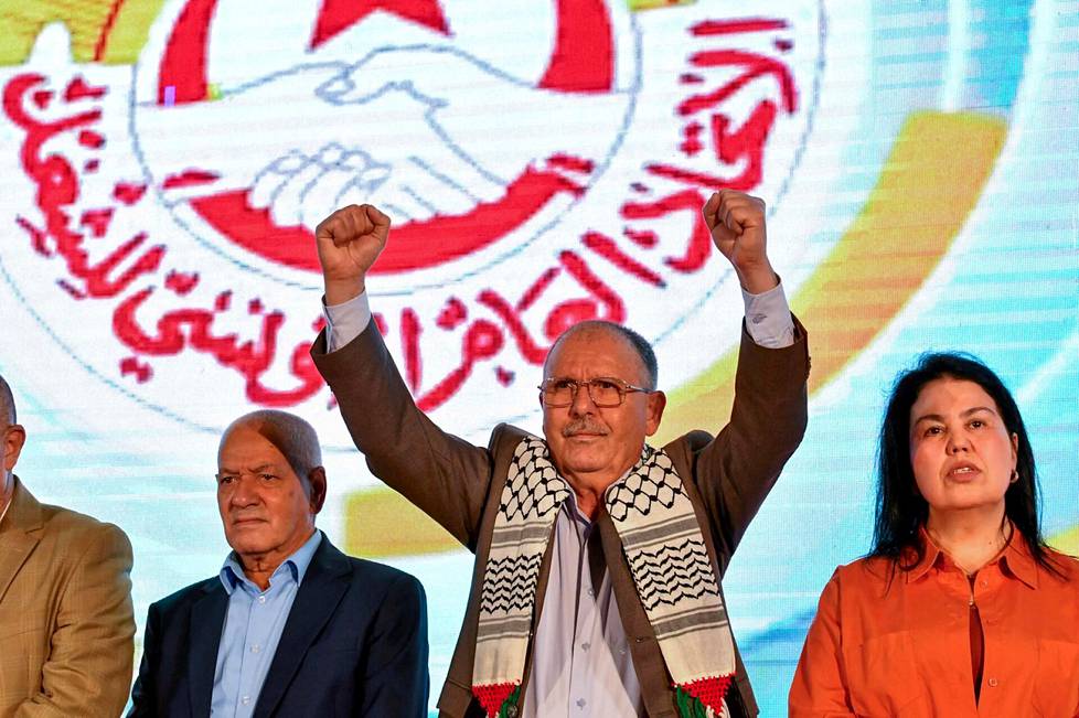 Tunisian ammattiliiton johtaja Noureddine Taboubi tervehti yleisöä maan pääkaupungissa Tunisissa.