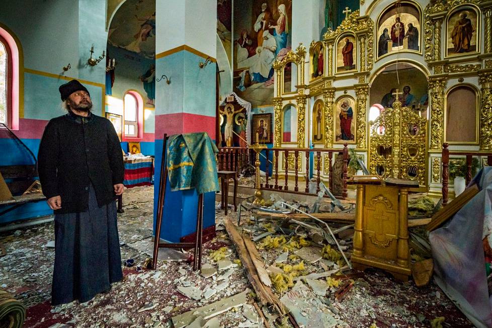 Jasnohorodkan ortodoksikirkon pappi tarkasteli taistelujen aiheuttamia vaurioita lauantaina.