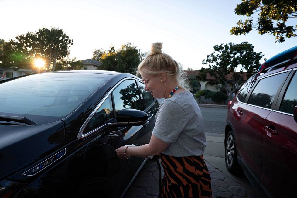 Kaliforniassa pysyvästi vuodesta 2015 asunut Lilli Kaarakka edustaa muutosta. Kodin katolla on aurinkopaneelit ja pihalla sähköauto.