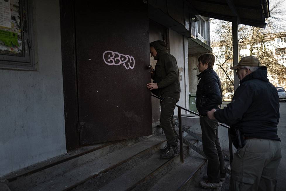 The apartment was broken into in Solomyanka, northwest Kiev.  Residents wonder what to do.