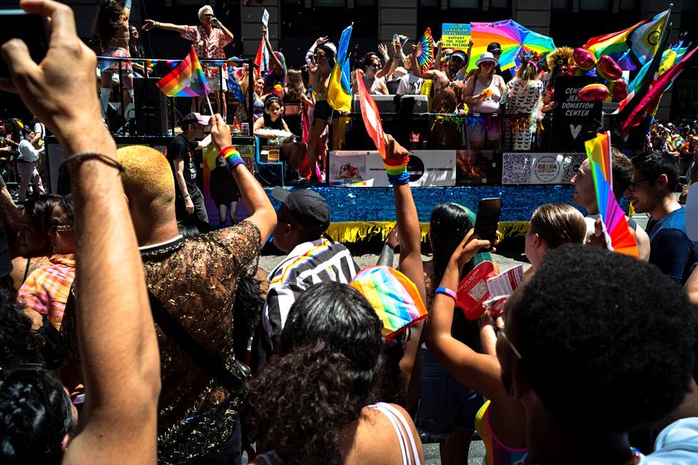 Tänä vuonna New Yorkin Pride-kulkueessa heilutettiin sateenkaarilippujen lisäksi Ukrainan lippuja.