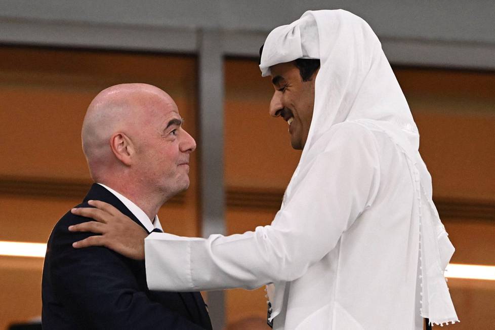 Gianni Infantino ja Qatarin emiiri Tamim bin Hamad al-Thani.
