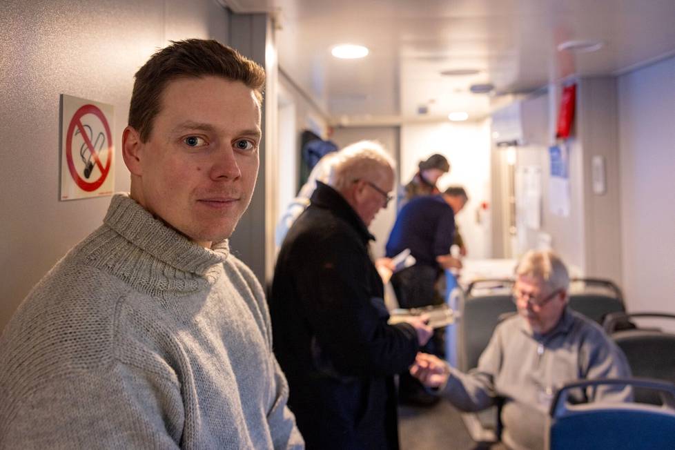 Aleksi Massinen from Kauniain was visiting his friend's cabin in Åvensori and on the way back he was able to vote for the first time in his life on a connecting ship.  The experience was memorable.