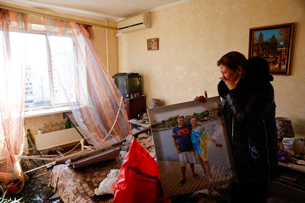 Tatyana Vaskovskaya katseli tuhoutunutta asuntoaan. Ohjus osui kiovalaiseen kerrostaloon aamulla.
