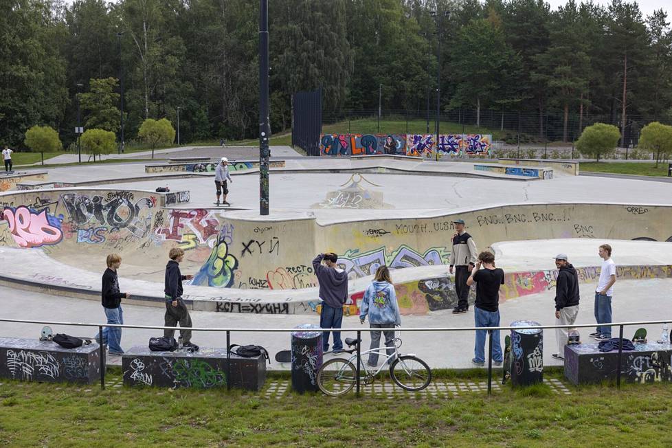 There are good places for skating in Eastern Helsinki, such as this morning's park right near the school.