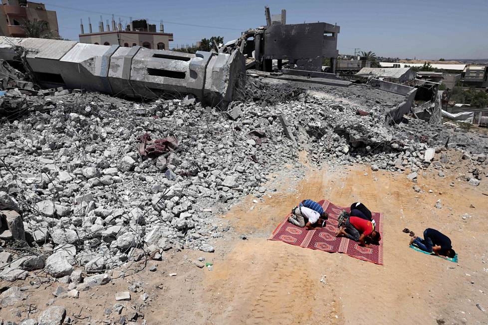 27. toukokuuta. Palestiinalaiset rukoilivat tuhoutuneen moskeijan raunioissa Beit Lahiassa Gazassa. 