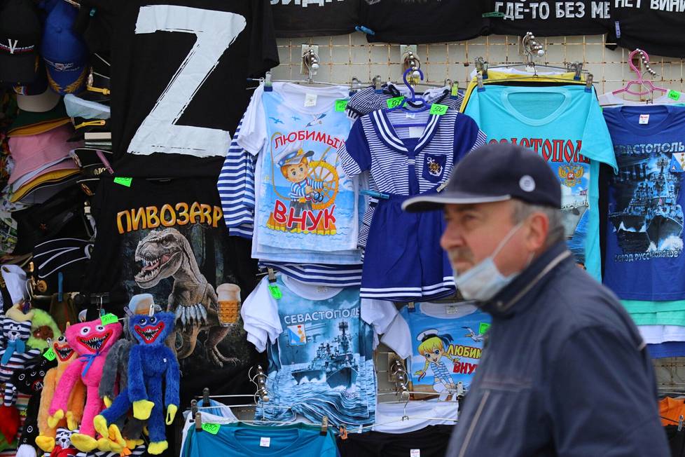Huhtikuussa Sevastopolissa Krimillä myytiin matkamuistokojussa myös t-paitoja Z-merkillä.