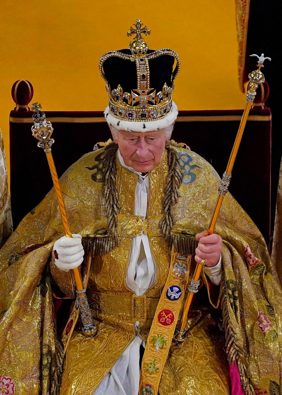 Kuningas Charles III Pyhän Edvardin kruunu päässään.