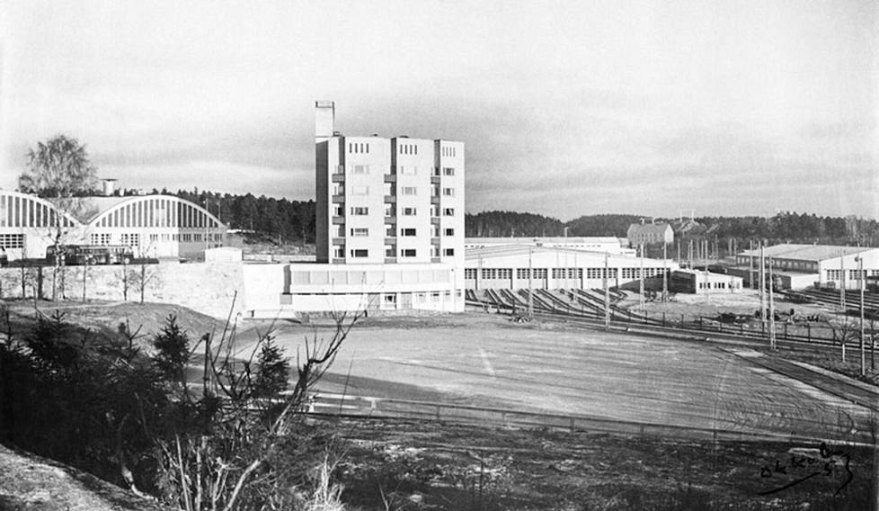 Helsingin kaupungin liikennelaitoksen raitiovaunu- ja bussihallit Koskelassa. Keskellä henkilökunnan asuinrakennus ja ruokala. Kuva on vuodelta 1953.