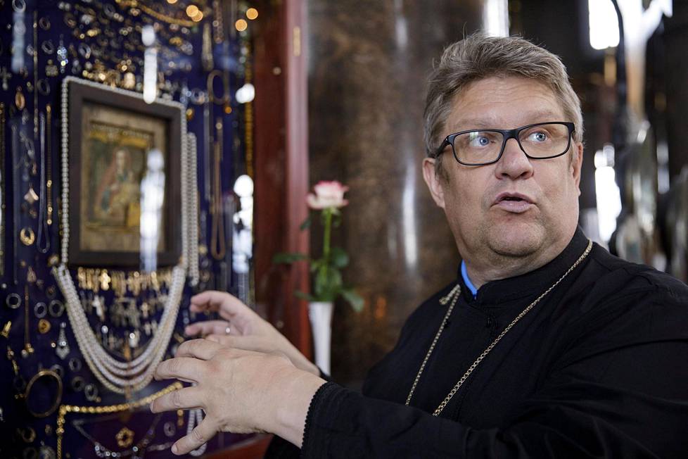 Uspenskin katedraalin kirkkoherra Markku Salminen esittelee ihmeitä tekevää Jumalanäiti-ikonia.