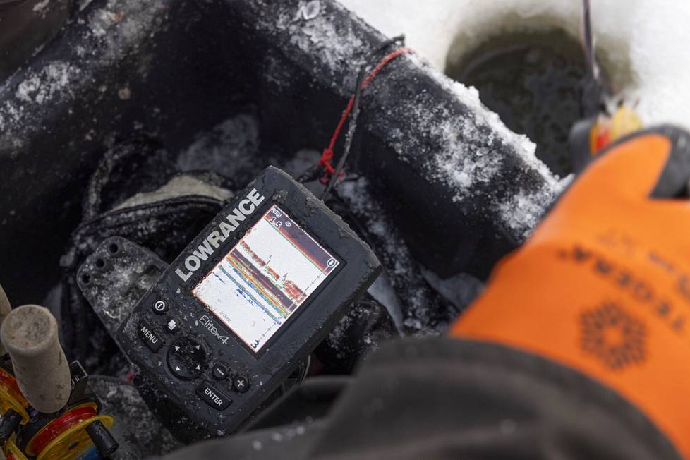 The echo sounder opens up a view under the ice for the angler.  The picture tells you whether the bottom is bare or covered with plants and, above all, whether there are fish there.  The movement of the ice also stands out. 