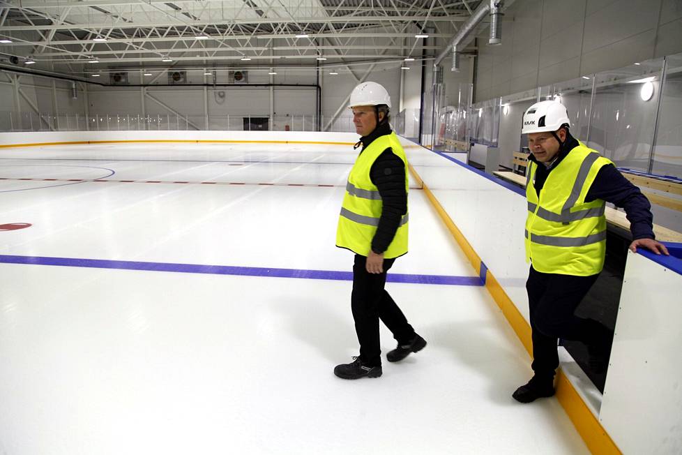Risto Jalo (vas.) ja Mika Aro kävivät katsomassa harjoitushallin puolella valmiiksi saatua jäätä.