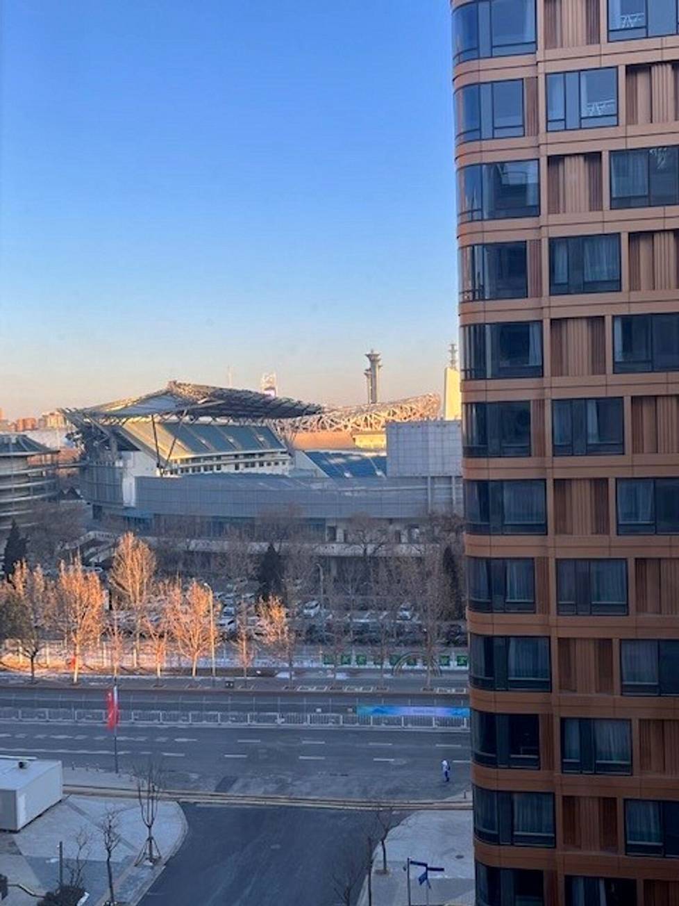 Näkymä Ella Viitasuon hotellihuoneesta Pekingin olympialaisissa. Linnunpesä-stadionille olisi ollut kävelymatka, mutta urheilijat eivät voineet liikkua vapaasti ja aika kului kisapaikoilla ja -kylässä.