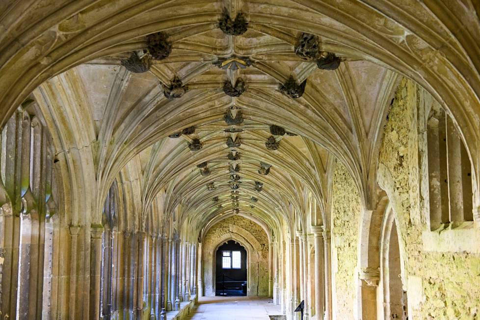 Lacock Abbeyn pylväskäytävä on toiminut taustana muun muassa Harry Potter -elokuvissa ja Susipalatsi-sarjassa. Nunnaluostarina toimineen rakennuksen vanhin osa on 1200-luvun alusta.