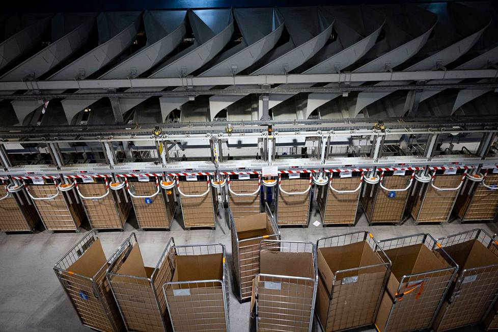 When everything is ready, the delivery bundles are waiting for their exporter in roll cages.  The center's halls are surrounded by eighty loading doors, from which letters, cards and magazines continue their journey around the country.