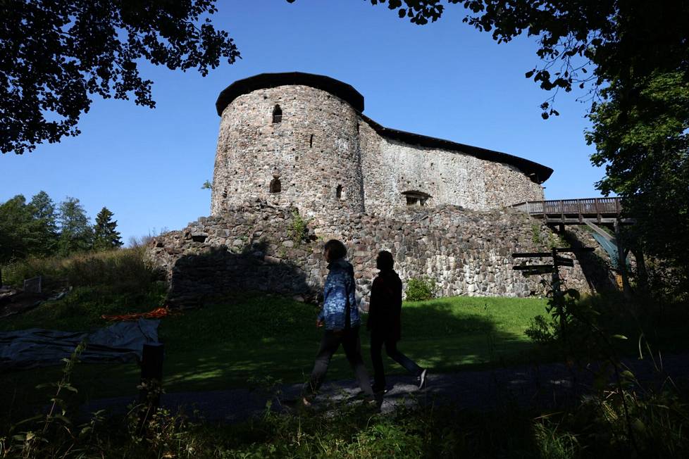 Tunnin päässä Helsingistä kohoaa keskiaikainen linna, joka kilpaili jopa  Tallinnan kanssa, kunnes meri pakeni ja luonto otti vallan – raunio seisoi  unohdettuna yli 300 vuotta - Hyvinvointi 