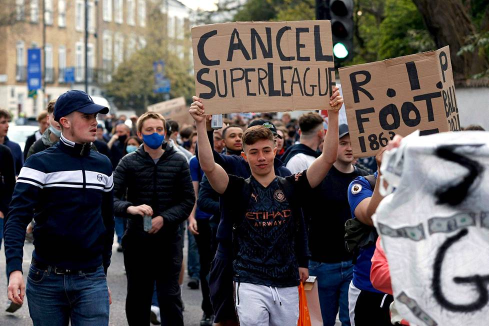 Chelsean kannattajat protestoivat tiistai-iltana Stamford Bridge -stadionin ulkopuolella ennen Valioliigan ottelua Chelsea–Brighton.