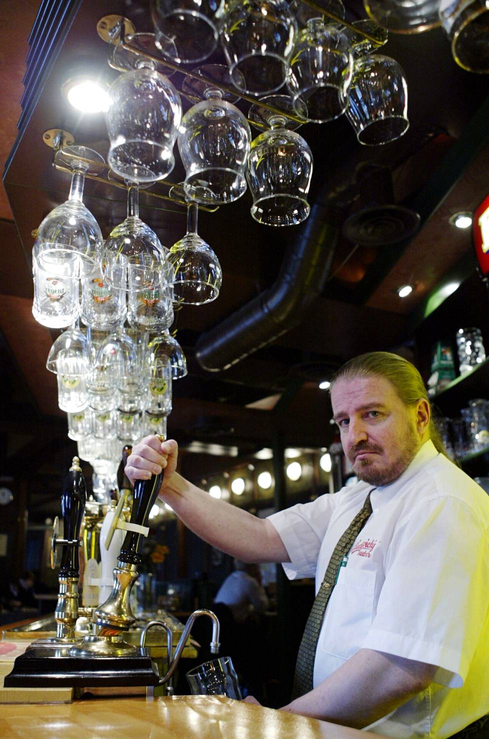 Esa Mustonen työskenteli Urhon pubin tarjoilijana vuodesta 1993 vuoteen 1995, jolloin hänestä tuli ravintolapäällikkö. Kuva on vuodelta 2003.