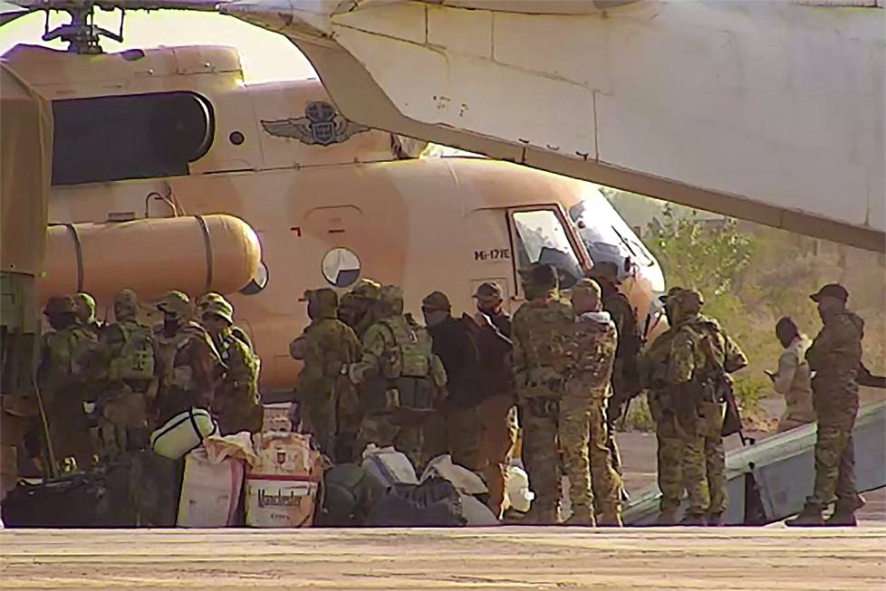 Ranskan armeijan välittämässä päiväämättömässä valokuvassa näkyy venäläisiä palkkasotilaita, jotka ovat nousemassa helikopteriin Malissa, Pohjois-Afrikassa.