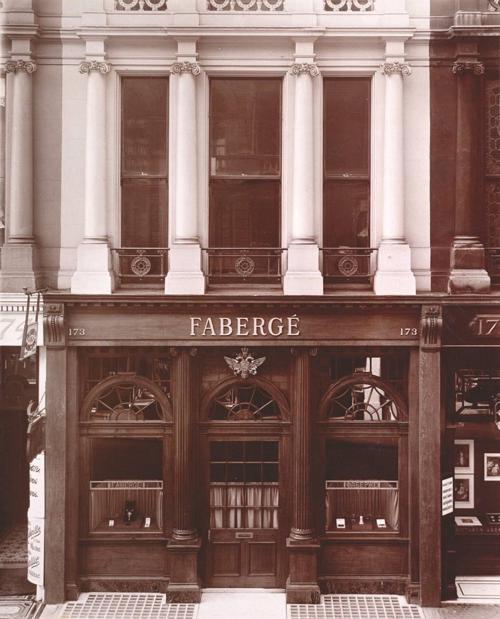 Pietarissa vuonna 1842 aloittanut Fabergé avasi vuonna 1903 liikkeen myös Lontoossa. Jo aiemmin yritys oli avannut myymät Moskovan lisäksi myös Kiovassa ja Ukrainassa. Fabergén suku on ranskalainen hugenottisuku, emigrantteja hekin. – Lontoon näyttelyjulkaisun kuvitusta.