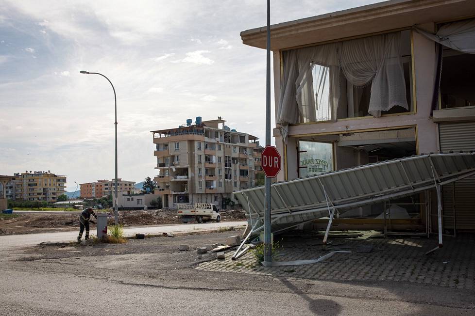 Nurdağıssa asunnot vaurioituivat niin pahasti, että jokainen niistä revitään maan tasalle. Kaupungin asukkaat asuvat nyt lähistöllä olevassa konttikylässä.