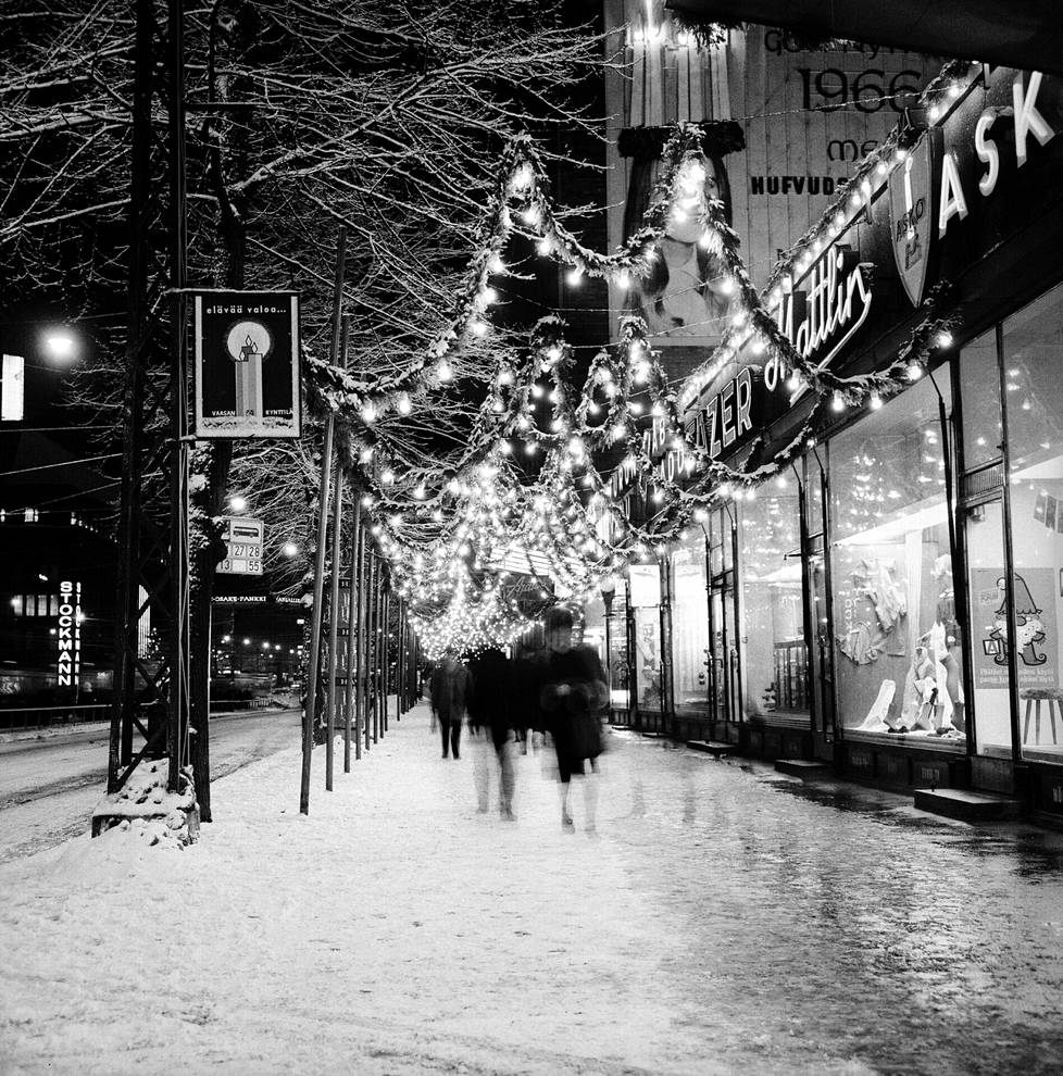 Jouluna 1965 Helsingissä oli yli puoli metriä lunta. Forumin kortteli Helsingin Mannerheimintiellä jouluvalaistuksessa aatonaattona vuonna 1965.