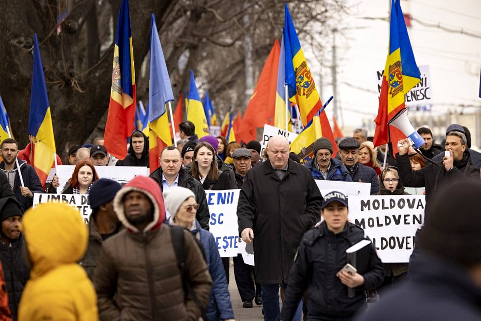 Mielenosoittajat kulkivat joukolla kohti perustuslakituomioistuinta. Mielenosoitus vastusti moldavian kielen nimen muuttamista romaniaksi.
