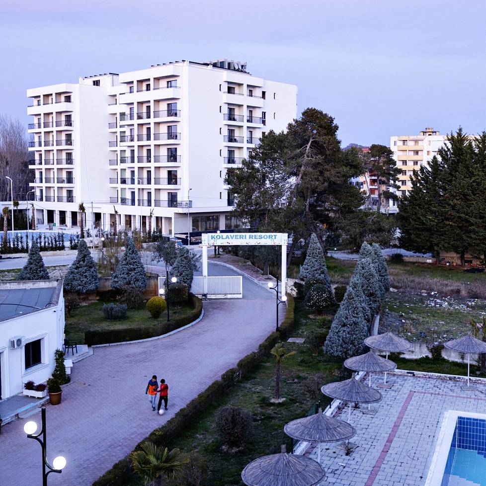 Afgaanipakolaisia on majoitettu lomakeskukseen Albaniassa.