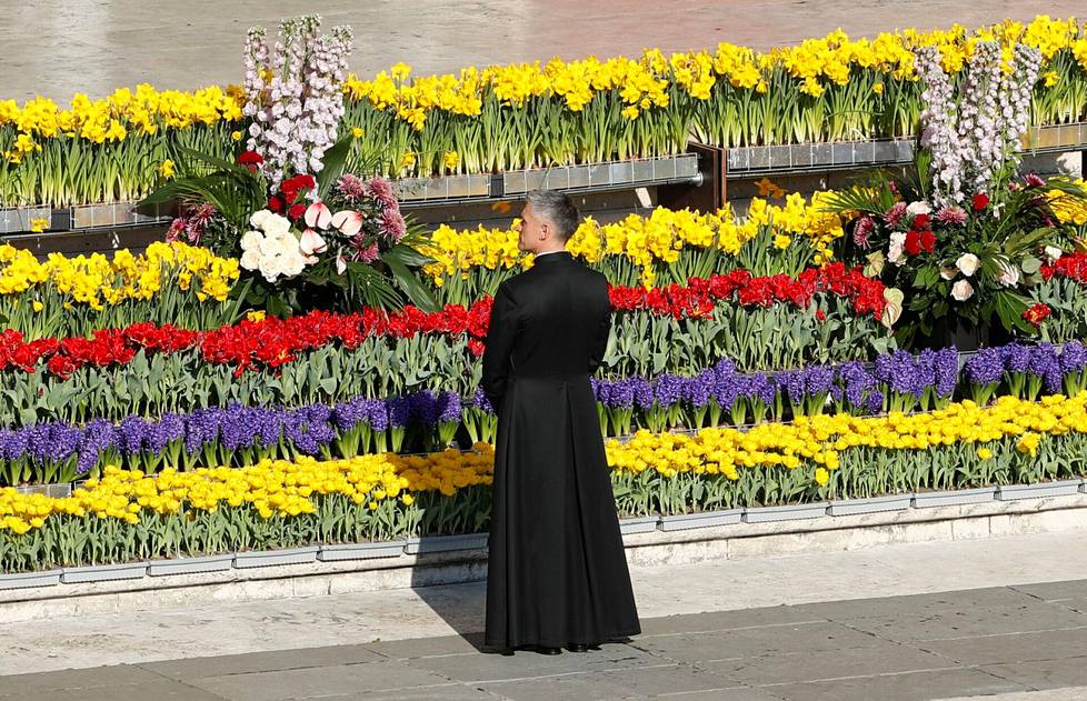 Pappi odottaa pääsiäissunnuntain messun alkua Pietarin aukiolla Vatikaanissa.