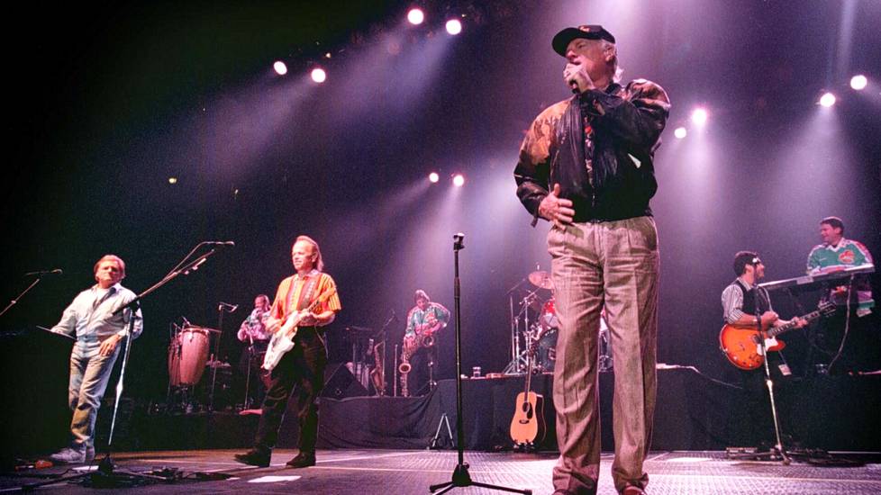 Areenan avauskonsertissa esiintyi The Beach Boys.