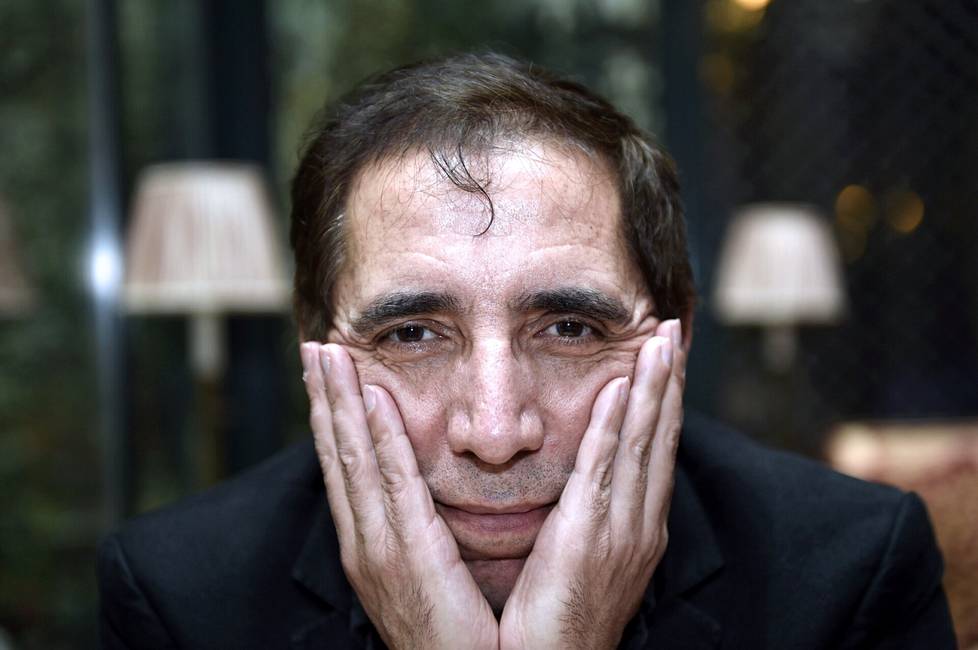 Mohsen Makhmalbaf kuvattiin Pariisissa vuonna 2015 ennen hänen Presidentti-elokuvansa ensi-iltaa. Elokuva avasi Venetsian elokuvajuhlat vuonna 2014, missä se sai myös maailman ensi-iltansa.