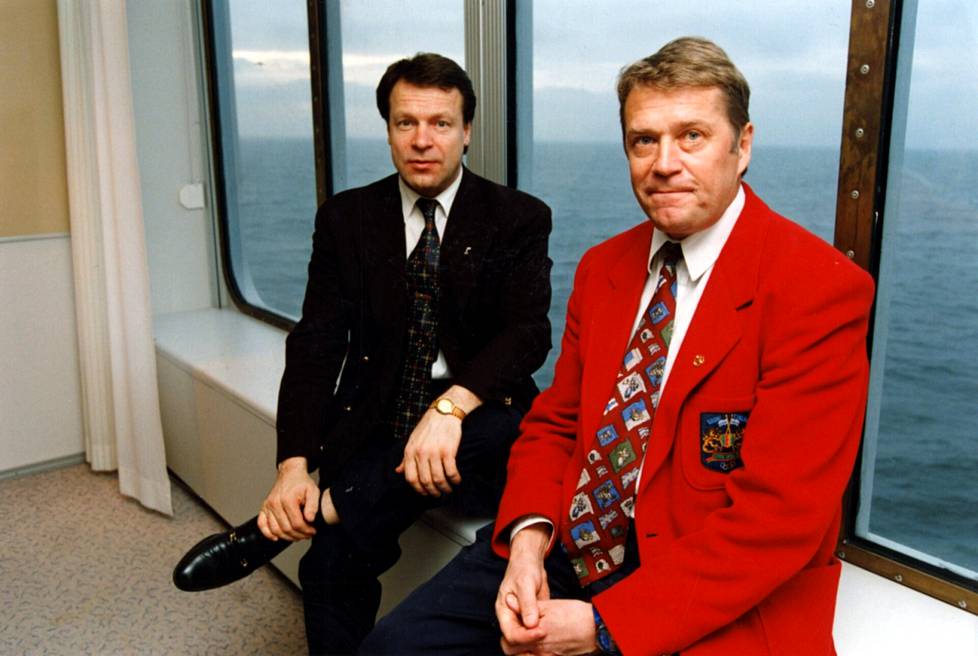 Kaksi pitkän linja poliitikkoa ja urheilujohtajaa, SUL:n Ilkka Kanerva ja TUL:n Matti Ahde, risteilyllä 1995. Matti Ahde kuoli joulukuussa 2019.