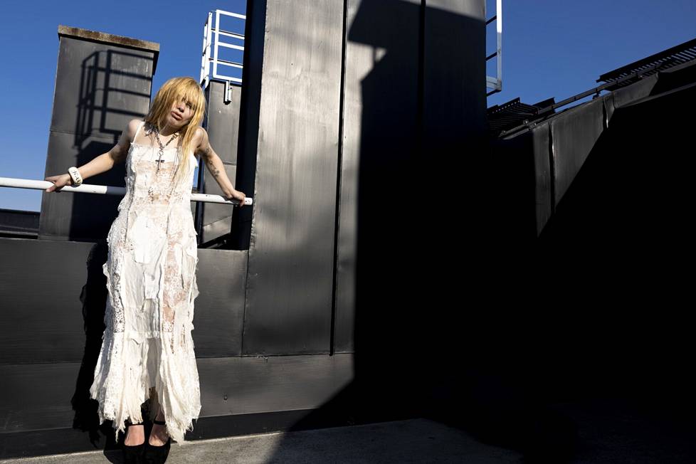 Muotiopiskelija Iiris Kamari on valinnut päälleen mekon, joka muistuttaa Courtney Loven tyyliä. 