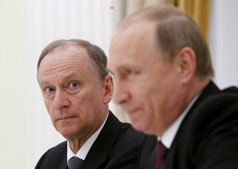 Vladimir Putinin sanotaan nimittäneen tuuraajakseen Nikolai Patruševin (vas.). Kuva toukokuulta 2015.
