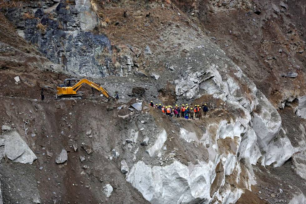 10. helmikuuta. Pelastusjoukkoja romahtaneen sillan luona Rainin kylässä Intian Uttarakhandissa. Himalajan jäätikkö romahti Intiassa helmikuussa tappaen kymmeniä. 