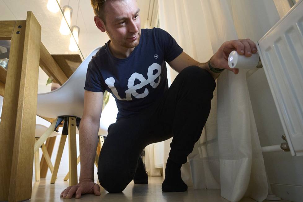 Espoolaisessa taloyhtiössä asennettiin älykkäät patteritermostaatit. Juuso Tammiston kodissa uusi termostaatti ei juuri eroa vanhasta.