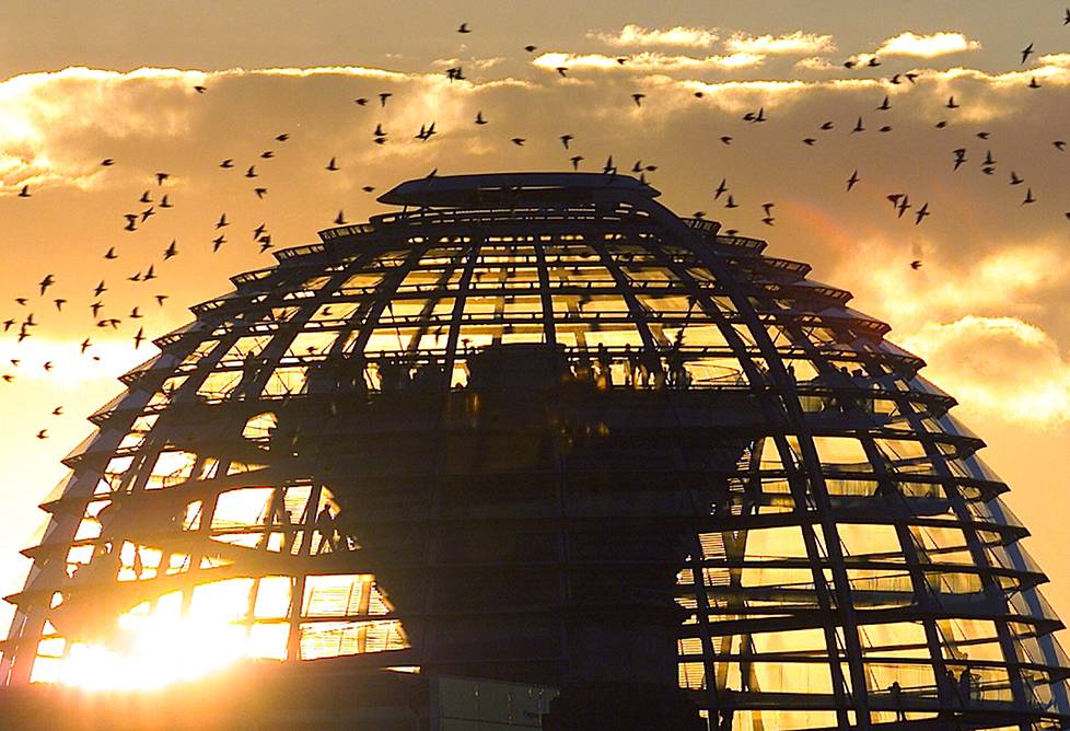 Aurinko laski Berliinin Reichstagin kupolin taakse lokakuussa 1999.