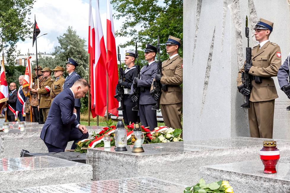Puolan presidentti Andrzej Duda laski seppeleen Volynian joukkomurhien uhrien muistomerkille Varsovassa 11. heinäkuuta. Volynian tapahtumat vuonna 1943 ovat olleet pahin kipupiste Puolan ja Ukrainan suhteissa.