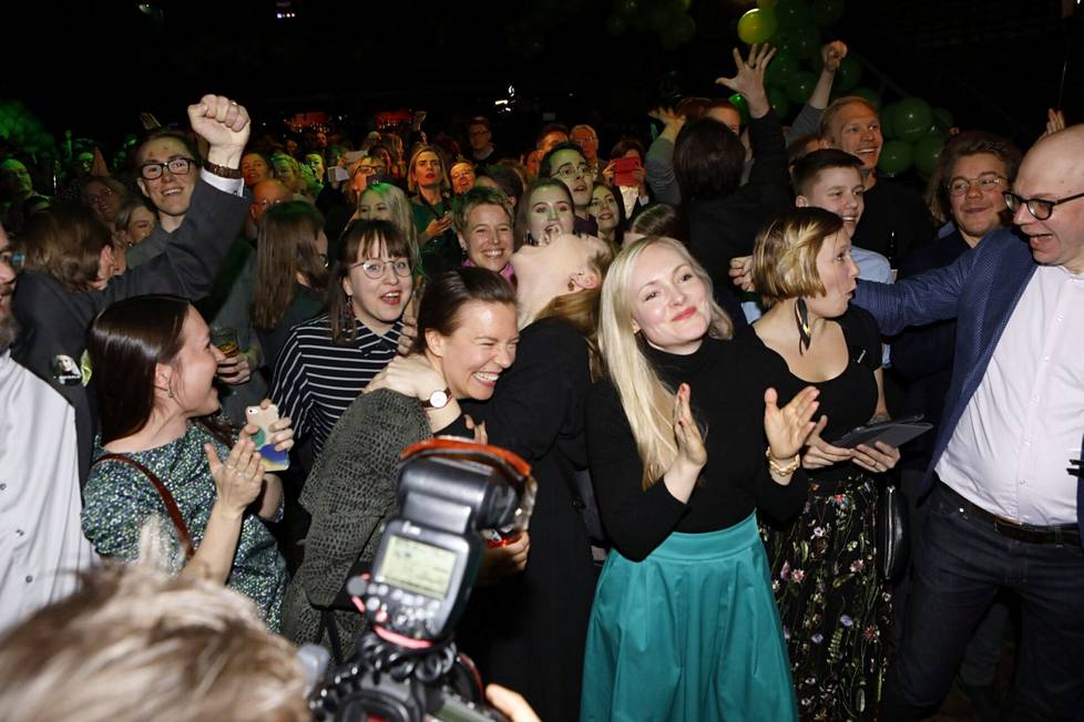 Eduskuntaan nouseva Maria Ohisalo kuvattiin vihreiden vaalivalvojaisissa Tavastia-klubilla Helsingissä huhtikuussa 2019. 