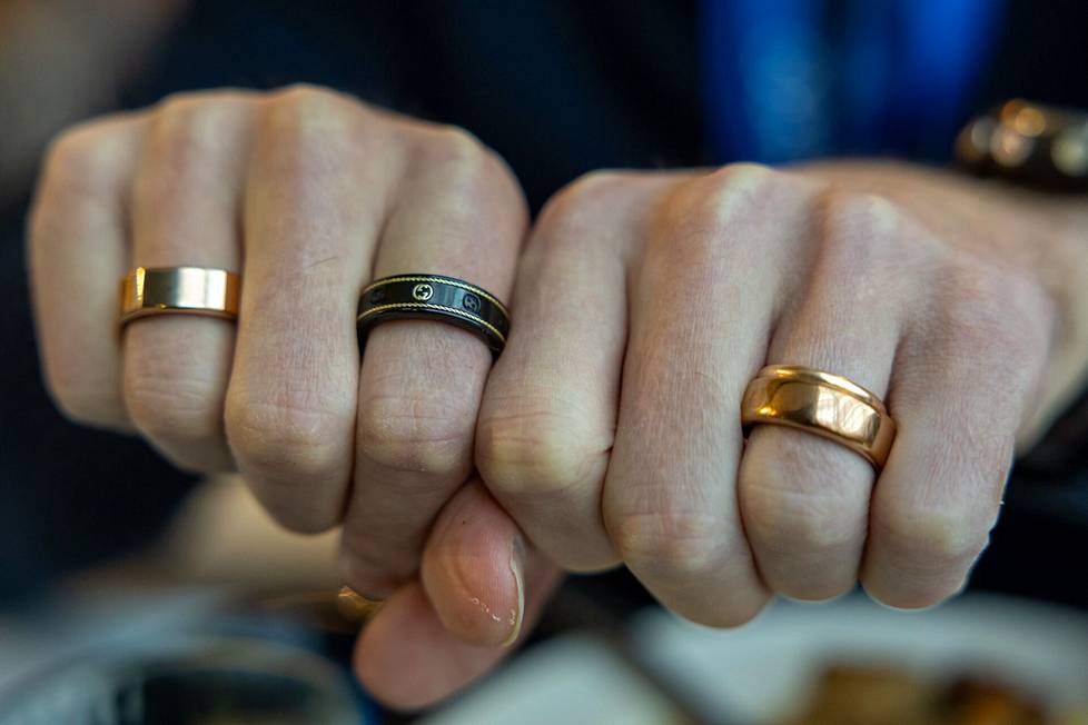 Ouran laitepuolen vetäjä Tommi Heinonen käyttää useaa sormusta rinnakkain vertaillakseen niiden toimivuutta. 