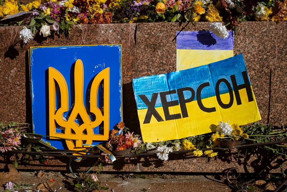 Ukrainan vaakunan kolmikärki ja  kyrillisillä kirjaimilla lippuun kirjoitettu Herson kuvattiin Hersonin Vapaudenaukiolla 14. marraskuuta.
